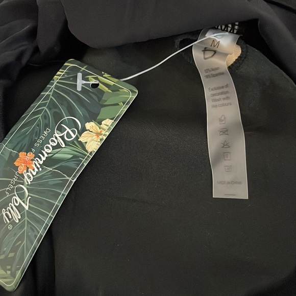 V Neck Ruffle Slimming Swimsuit - Picture 9 of 9